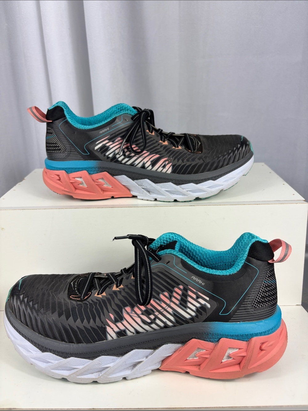 Hoka One One Arahi in Black/Peach Amber.